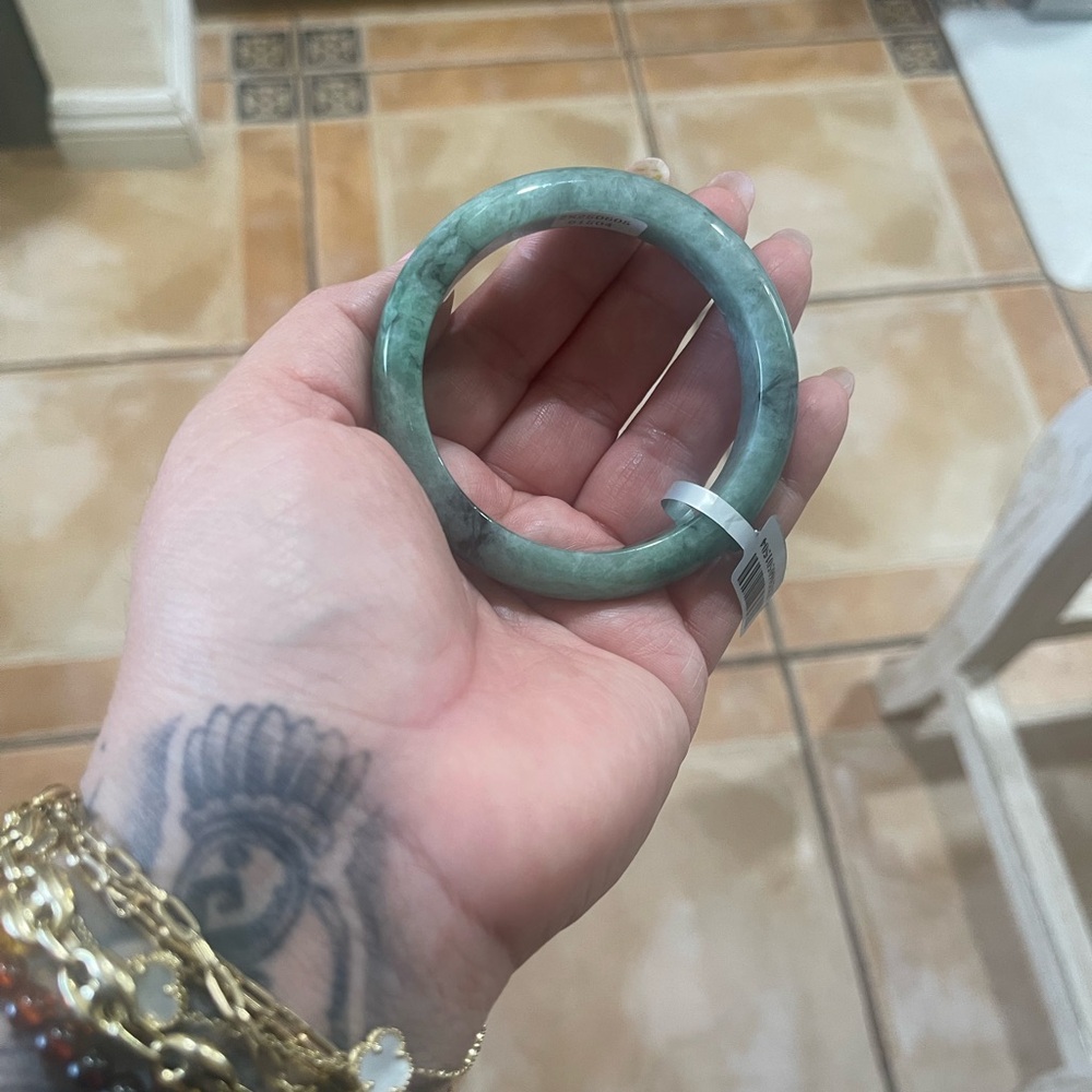 Green Jade Bangle Bracelet with Polished Finish - Picture 4 of 4